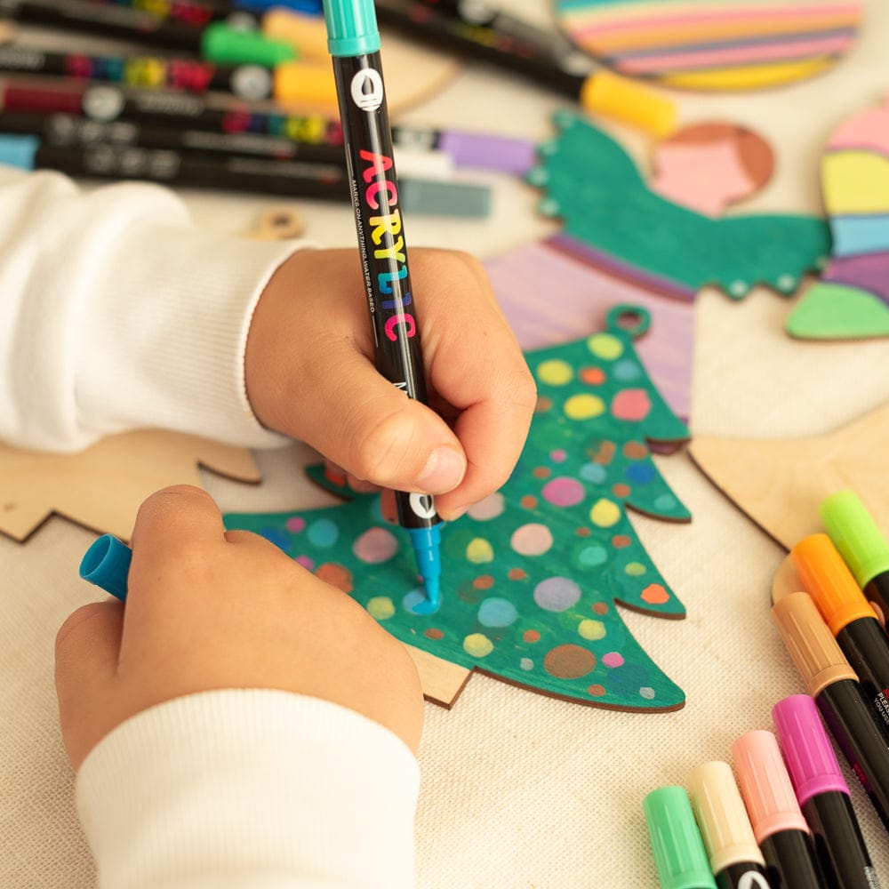 Kreatives Weihnachts-Set: 8 Holzanhänger & 24 Acrylstifte