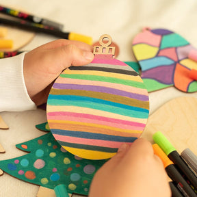 Kreatives Weihnachts-Set: 8 Holzanhänger & 24 Acrylstifte