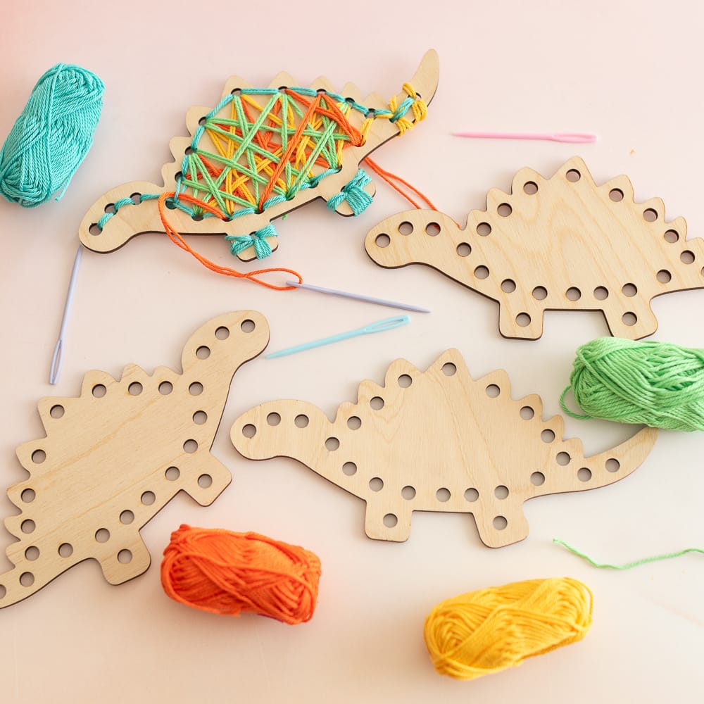 Bastelset – Fädelspaß für den Dino-Geburtstag für 4 Kinder.