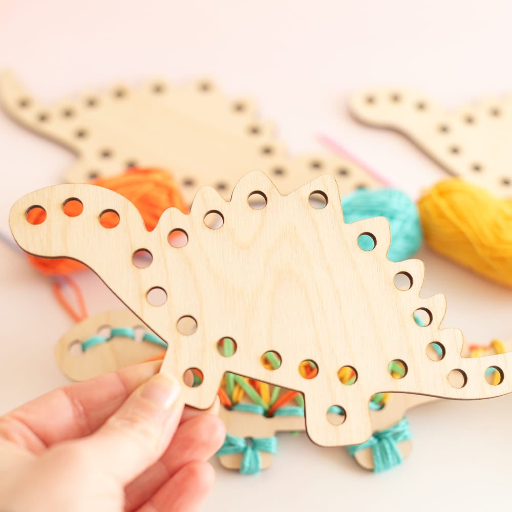 Bastelset – Fädelspaß für den Dino-Geburtstag für 4 Kinder.