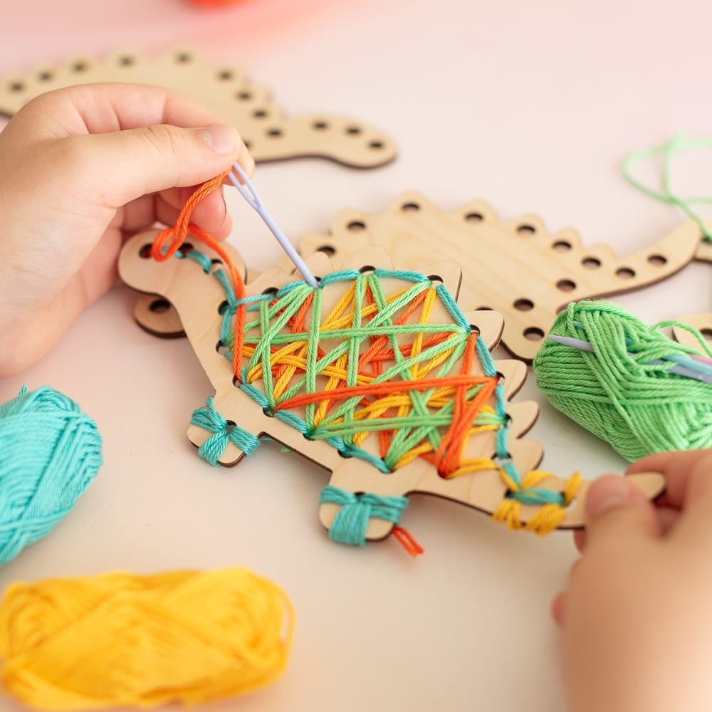 Bastelset – Fädelspaß für den Dino-Geburtstag für 4 Kinder.