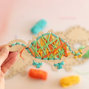 Bastelset – Fädelspaß für den Dino-Geburtstag für 4 Kinder.