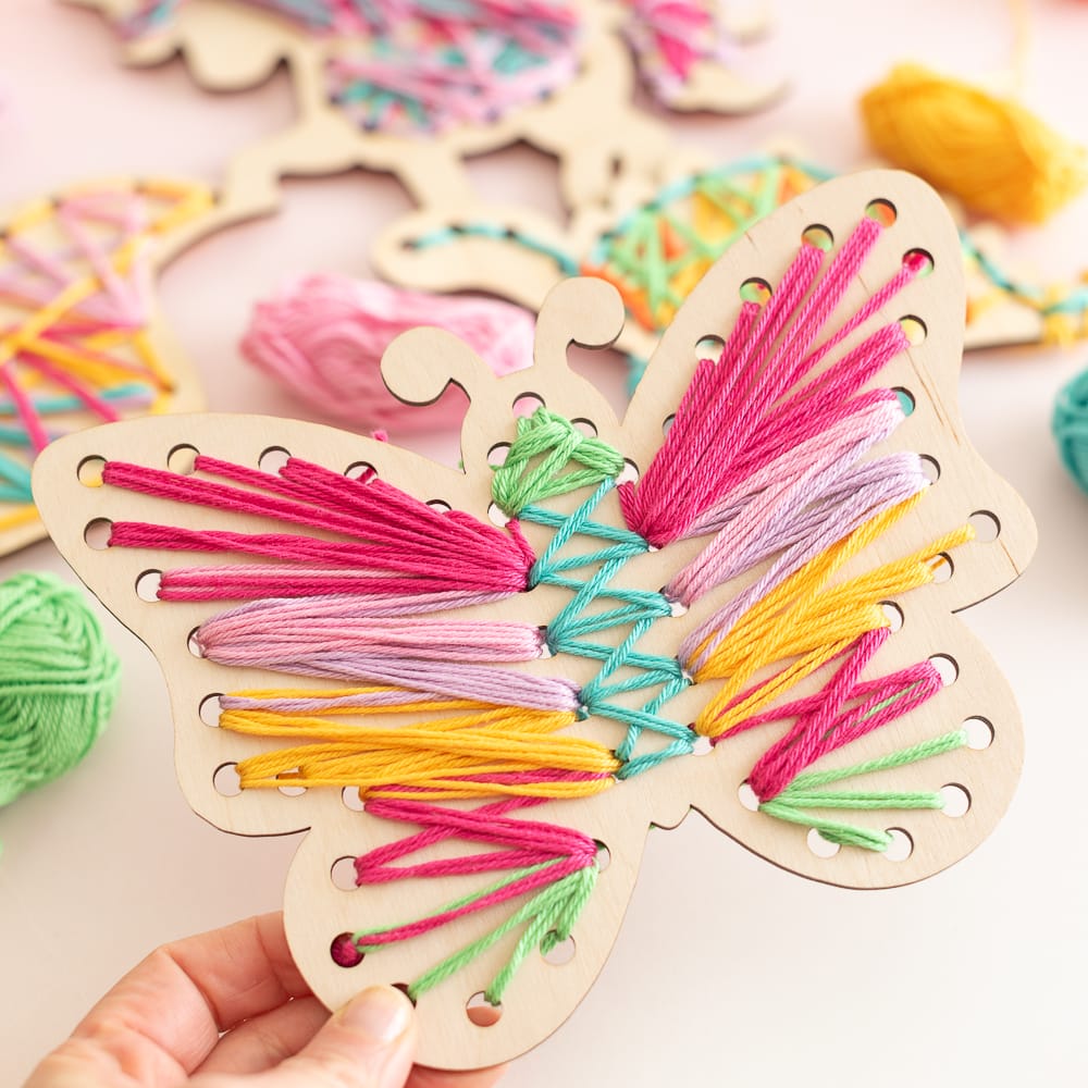 Kreativer Fädelspaß Einhorn, Dino, Eichhörnchen und Schmetterling