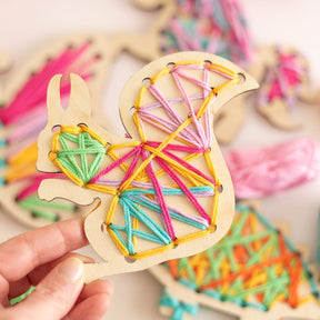Kreativer Fädelspaß Einhorn, Dino, Eichhörnchen und Schmetterling