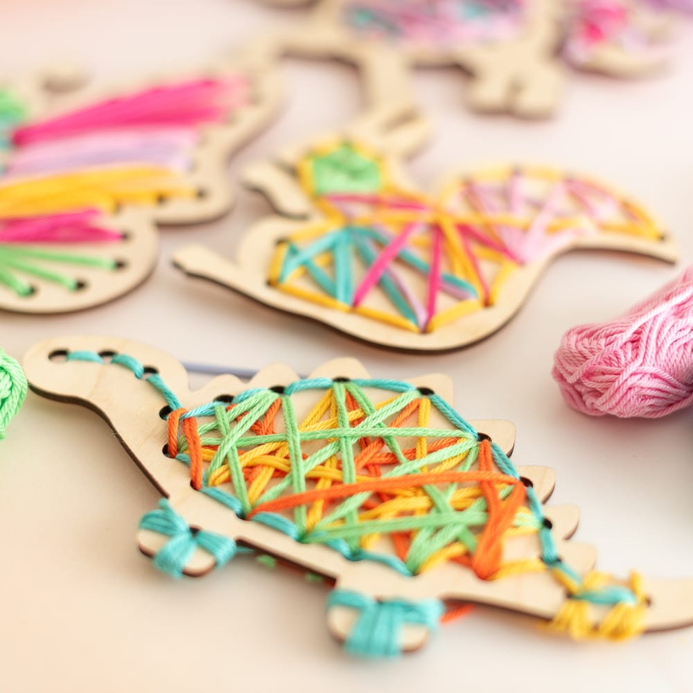 Bastelset – Fädelspaß für den Dino-Geburtstag für 4 Kinder.