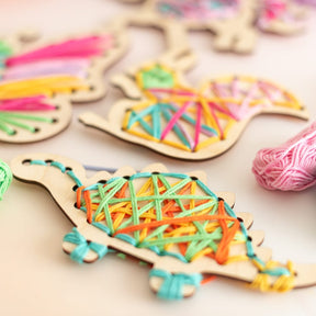 Bastelset – Fädelspaß für den Dino-Geburtstag für 4 Kinder.