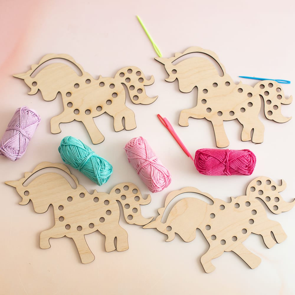 Bastelset – Kreativer Fädelspaß für den Einhorn-Geburtstag für 4 Kinder