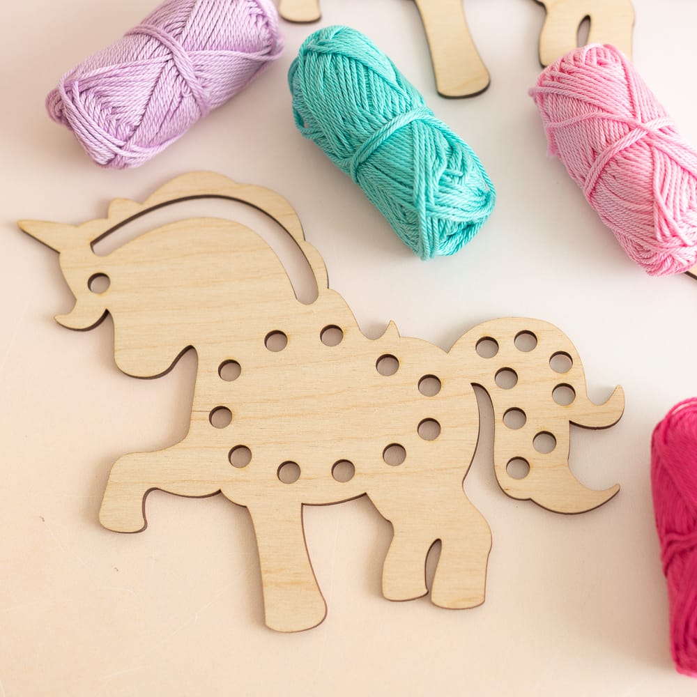 Bastelset – Kreativer Fädelspaß für den Einhorn-Geburtstag für 4 Kinder