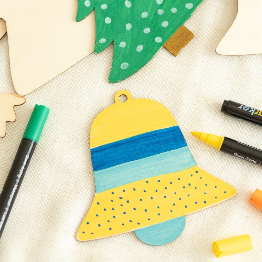 Kreatives Weihnachts-Set: 8 Holzanhänger & 24 Acrylstifte