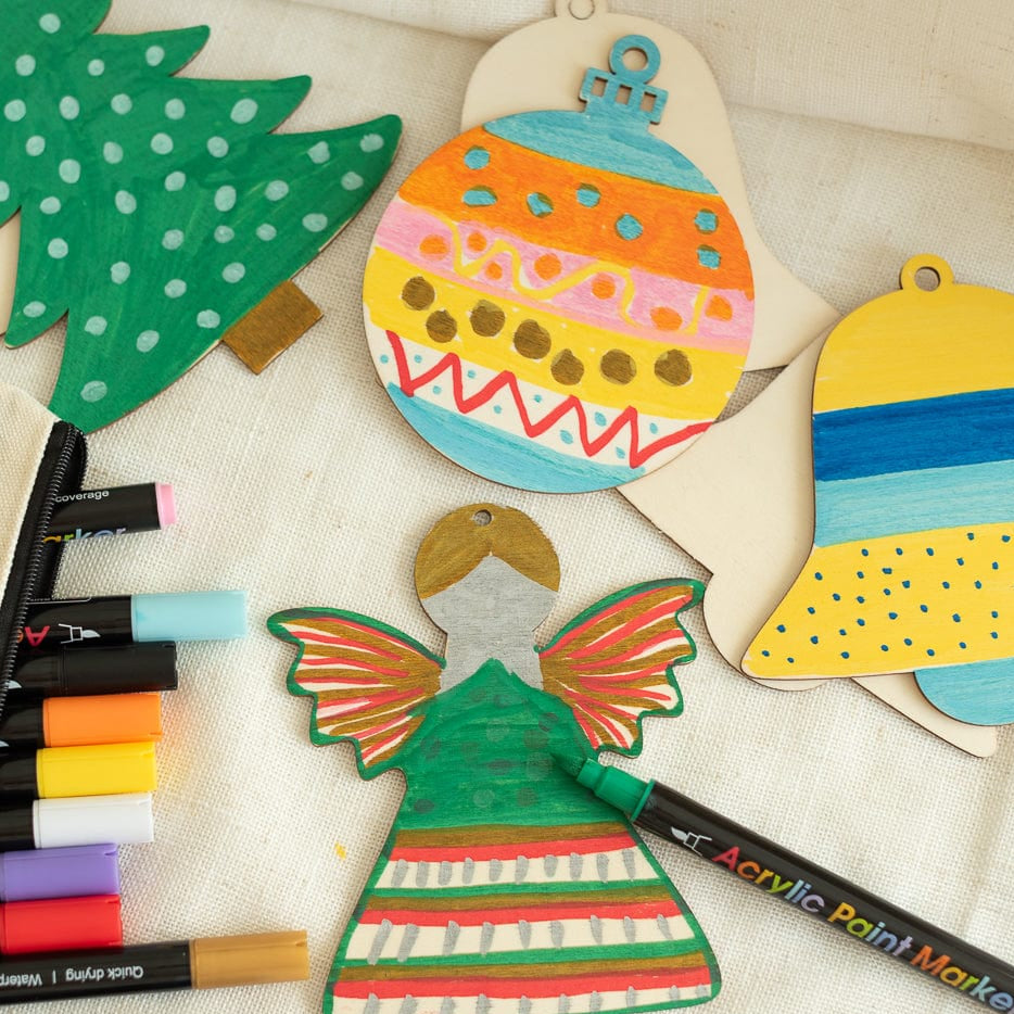 Kreatives Weihnachts-Set: 8 Holzanhänger & 24 Acrylstifte