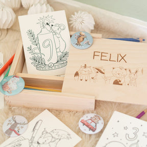 Personalisierter Adventskalender zum Ausmalen in einer Holzkiste