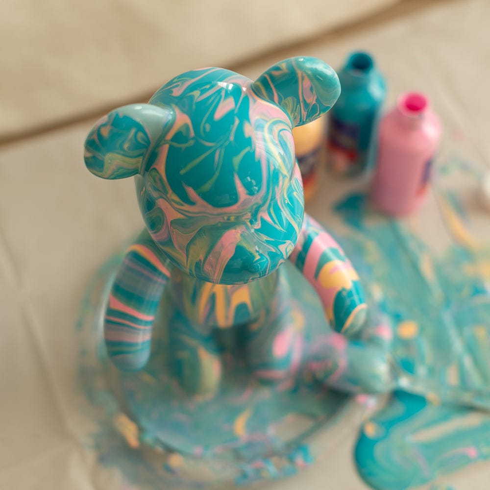 Bär mit Gießfarben